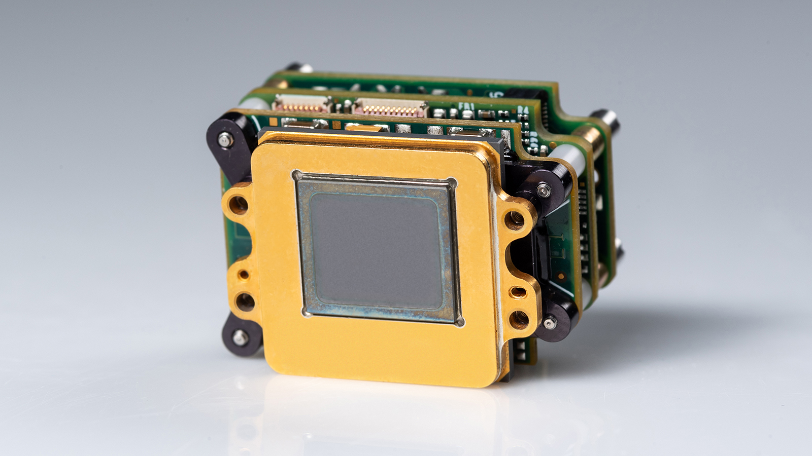 The AthenaTM 640 is the first commercially available, uncooled thermal focal plane array to use 12 micron pixels.