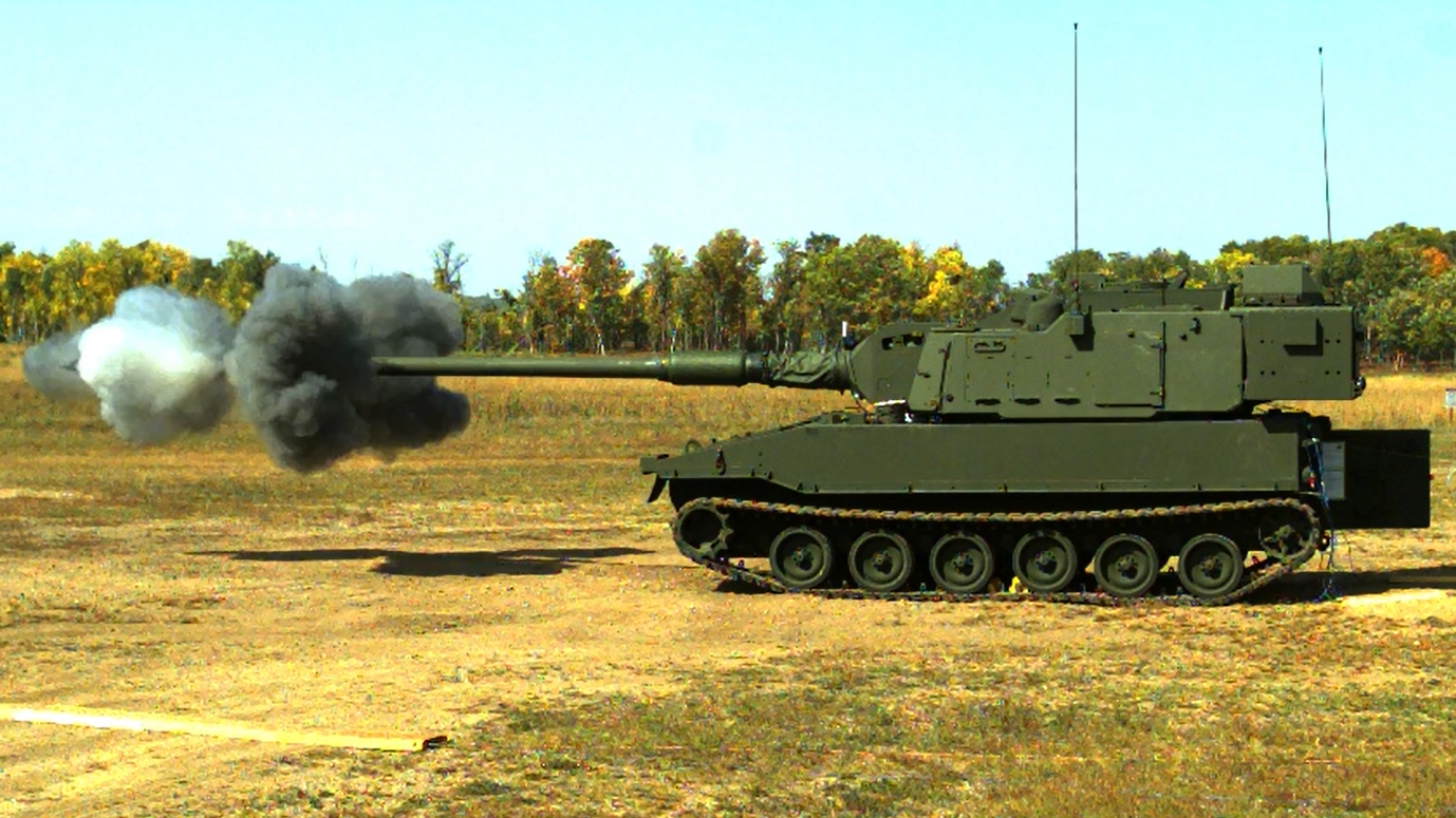 An M109 viewed from the side as it fires